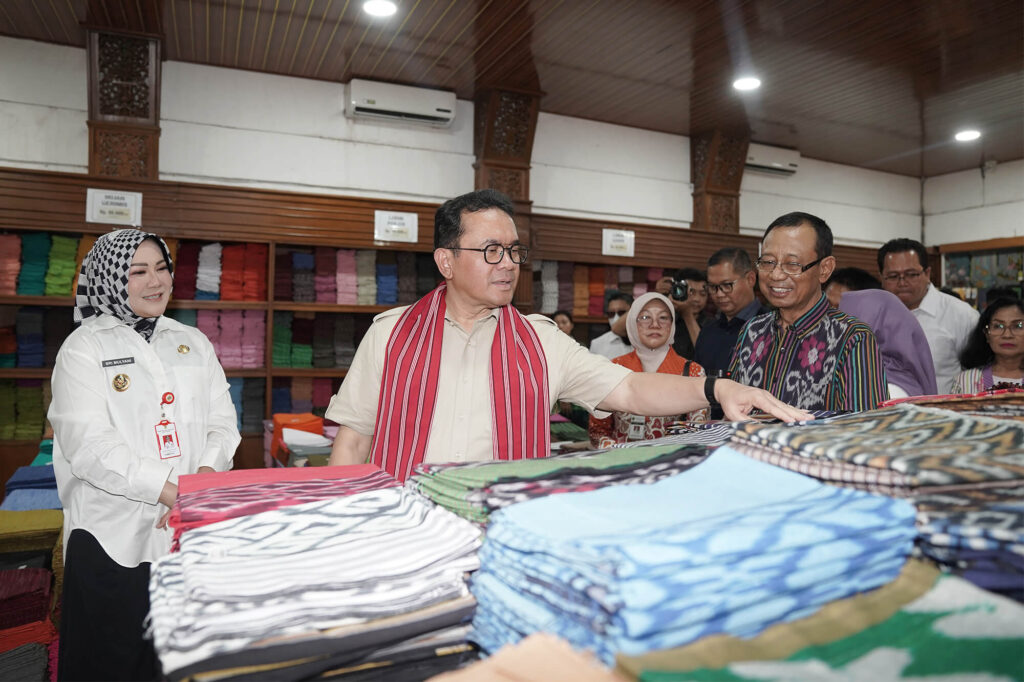 Mendag Budi saat mengunjungi pabrik manufaktur kain lurik dan produk fesyen dari kain lurik. (Ist)