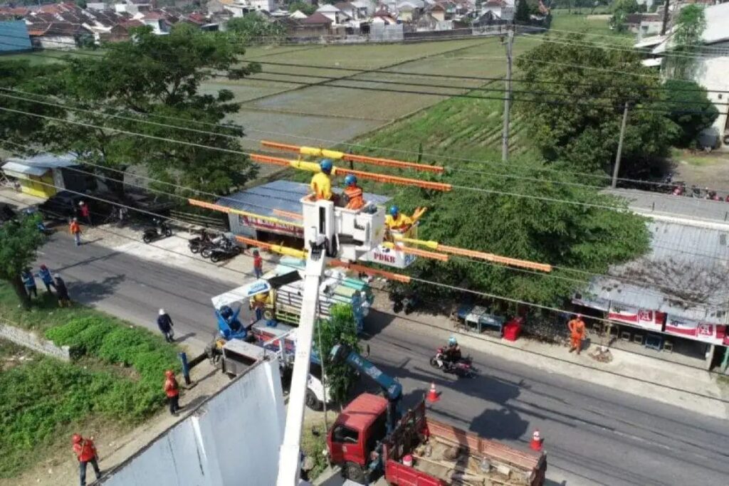 Tim pekerjaan dalam keadaan bertegangan (PDKB) melakukan pemeliharaan jaringan PLN. (Ist)