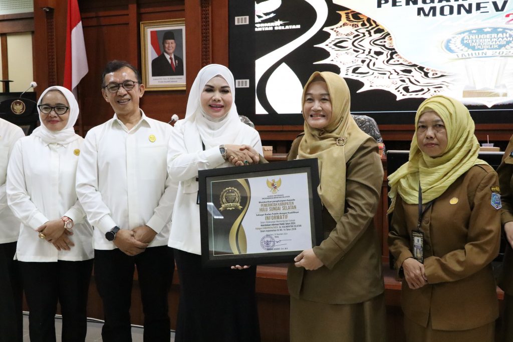 Komisi Informasi Kalsel Berikan Penghargaan kepada 13 Badan Publik dan SKPD. (Ist)