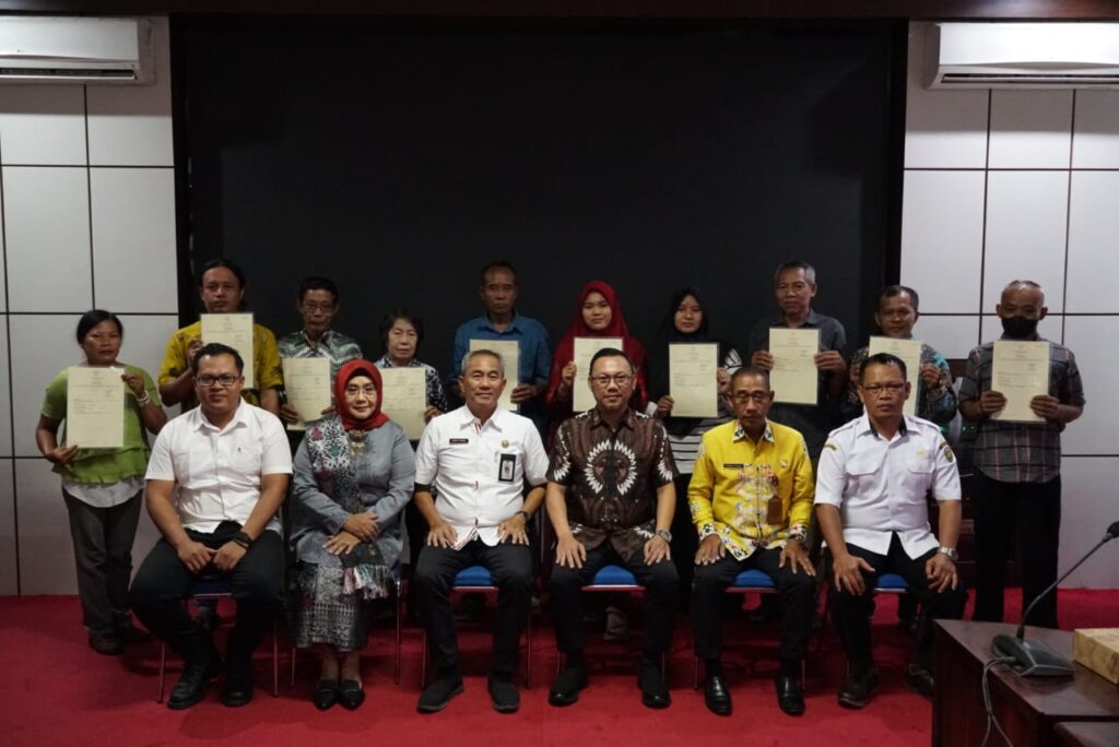Penyerahan Sertifikat Hak Atas Tanah Non-Sistematis kepada Pelaku Usaha dan Nelayan. (Ist)
