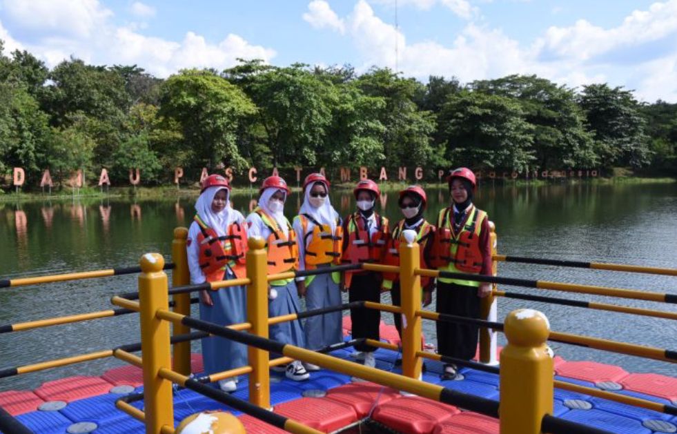 Pelajar SMA Negeri 2 Juai belajar dunia pertambangan di PT. Adaro Indonesia. (Ist)