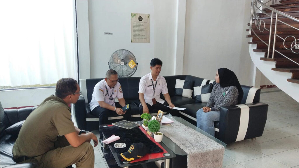 Tim Bapenda menyisir sejumlah tempat usaha yang masih terdapat tunggakan pajak daerah. (Ist)