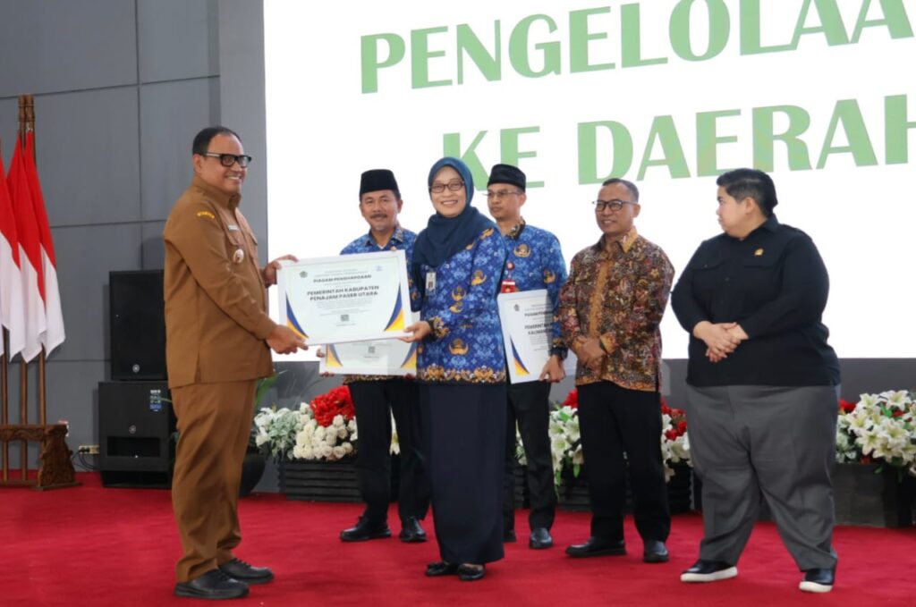 Penghargaan ini diserahkan secara simbolis oleh Sekprov Kaltim, Sri Wahyuni yang diterima Pj Bupati PPU, Zainal Arifin. (Ist)