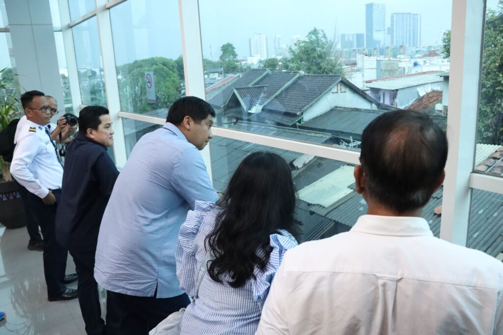 Menteri PKP Maruarar Sirait dan Menteri BUMN Erick Thohir saat meninjau langsung ke sejumlah aset lahan milik PT Kereta Api Indonesia (KAI). (Ist)