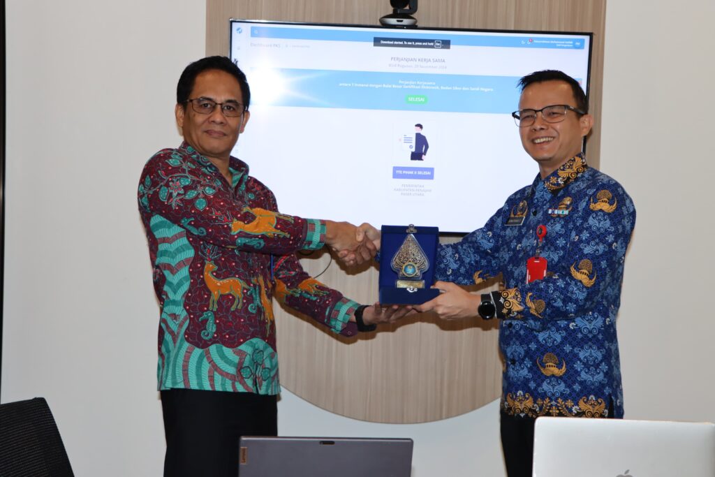 Kepala Diskominfo Kabupaten Penajam Paser Utara, Khairudin (Kiri). (Ist)