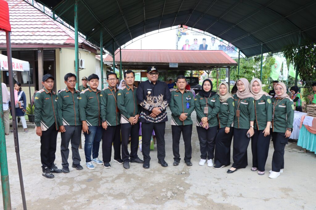Pj Bupati PPU, Zainal Arifin, saat mengunjungi pasar murah yang ada di halaman Dinas Ketahanan Pangan PPU. (Ist)