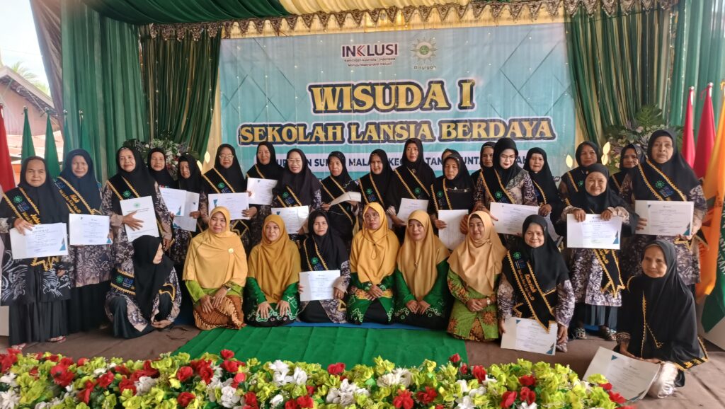 Wisuda setelah berhasil menyelesaikan sekolah lansia berdaya pada program Inklusi oleh Pimpinan Daerah (PD) Aisyiyah Hulu Sungai Utara (HSU). (Ist)