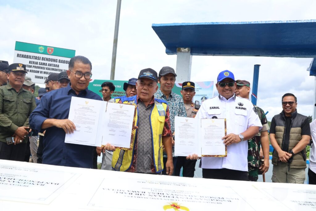 Pj Bupati PPU Zainal Arifin saat mendampingi Pj Gubernur Kaltim dalam kegiatan meresmikan Bendungan Babulu. (Ist)