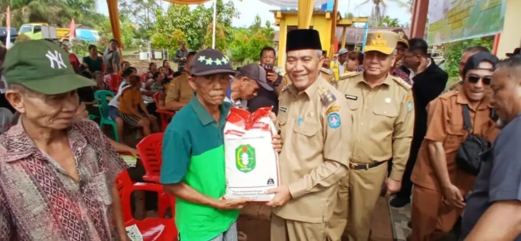 Pj Bupati Kubu Raya Sy Kamaruzaman menyerahkan beras Cadangan Pangan Pemerintah Daerah (CPPD) dan Penyaluran Bahan Pangan kepada korban bencana alam banjir. (Ist)