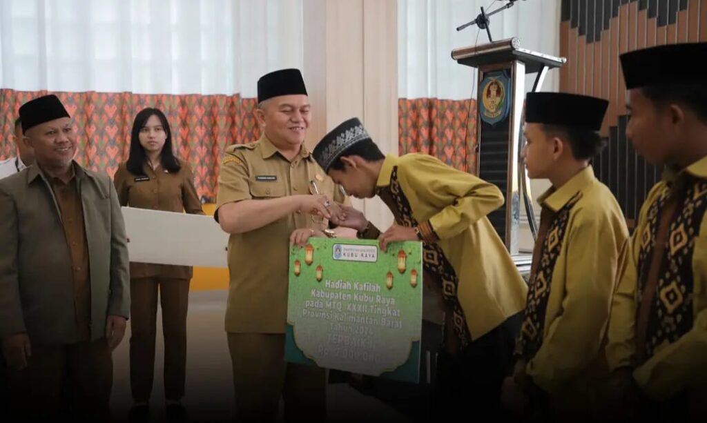 Sekda Kubu Raya Yusran Anizam memberikan hadiah dan doorprize kepada kafilah Kubu Raya. (Ist)