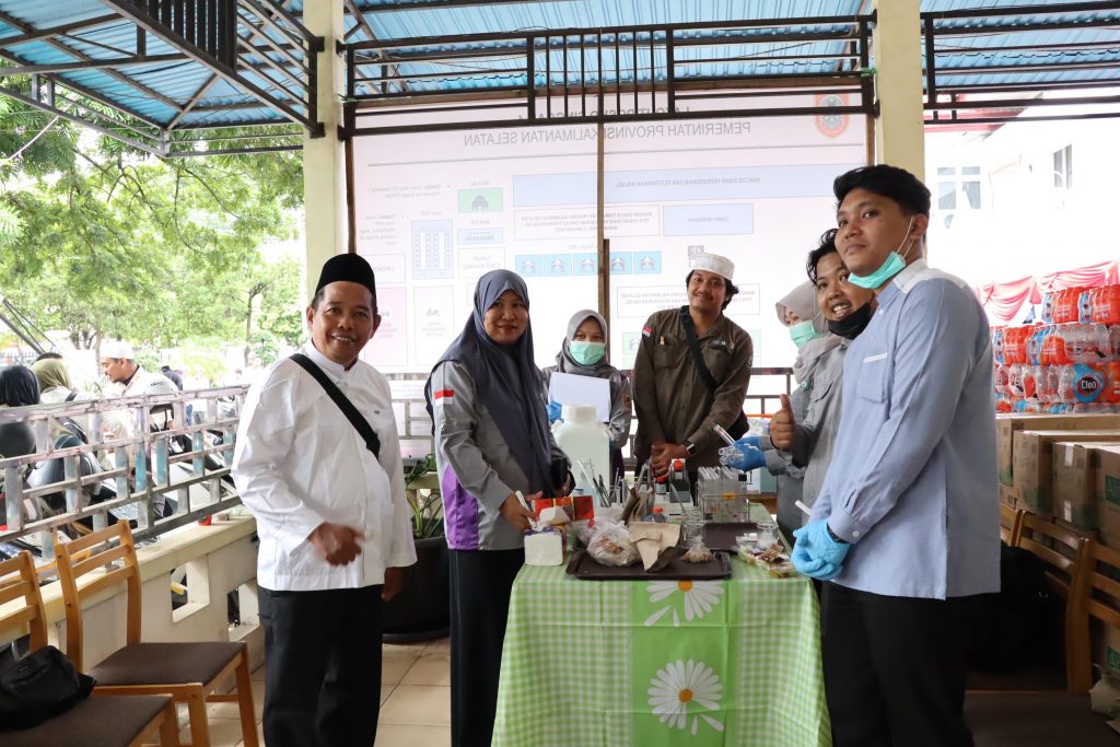 Labkesda Kalsel lakukan pemeriksaan sampel makanan empat Posko Warung Gratis. (Ist)