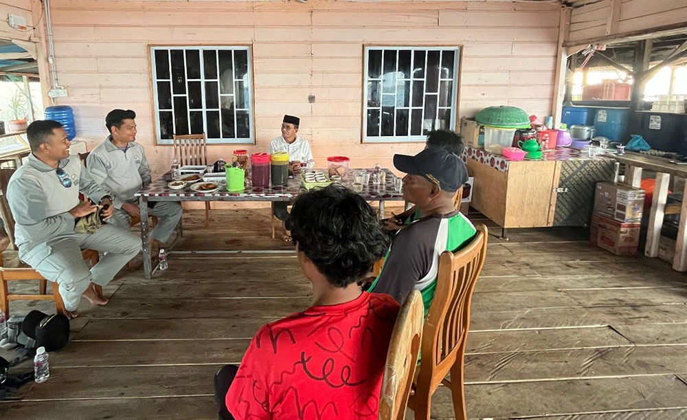 Personel Badan Keamanan Laut Republik Indonesia (Bakamla RI), yang dipimpin oleh Penata Layanan Operasional Letda Bakamla Riyan Widodo, mengunjungi nelayan di Pulau Terong. (Ist)