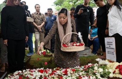 Menkomdigi, Meutya Hafid melayat almarhum Atmakusumah Asraatmadja di Jakarta Timur. (Ist)