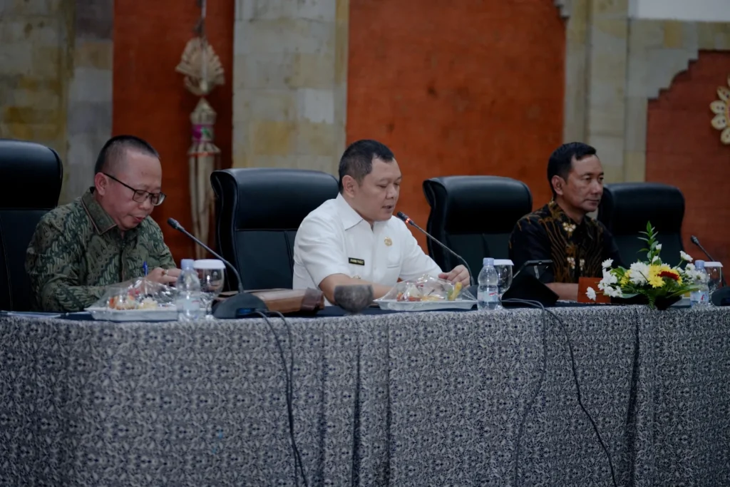 Bupati Paser dr. Fahmi Fadli (Tengah). (Ist)