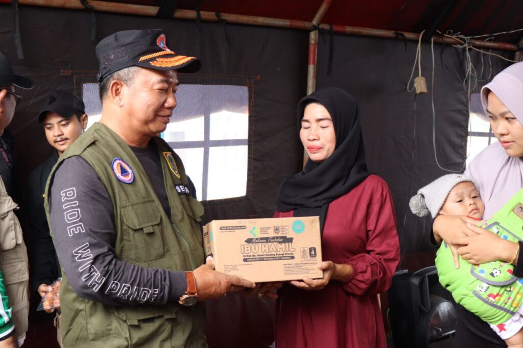 Penyerahan bantuan untuk masyarakat terdampak banjir di Desa Pengayuan. (Ist)