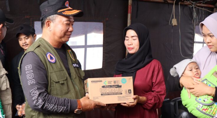 Penyerahan bantuan untuk masyarakat terdampak banjir di Desa Pengayuan. (Ist)