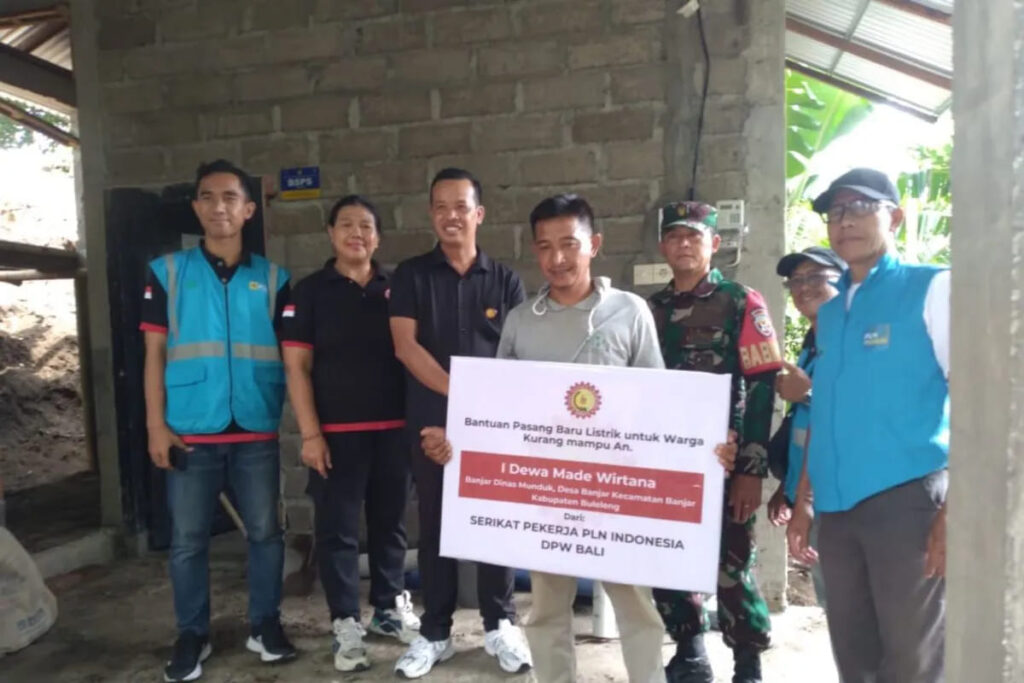 Perwakilan Serikat Pekerja PLN Bali saat menyalurkan bantuan listrik kepada masyarakat kurang mampu. (Ist)