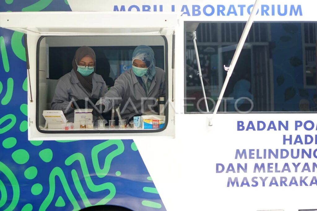 Petugas Badan Pengawas Obat dan Makanan (BPOM) menguji sampel makanan pada program Makan Bergizi Gratis (MBG) di Tulungagung. (Ist)