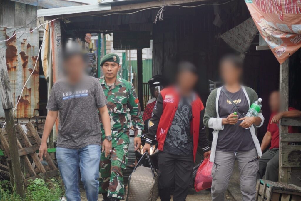 Satgas Pengamanan Perbatasan RI-Malaysia Yonarmed 11 Kostrad berhasil menggagalkan upaya pemberangkatan dua Calon Pekerja Migran. (Ist)
