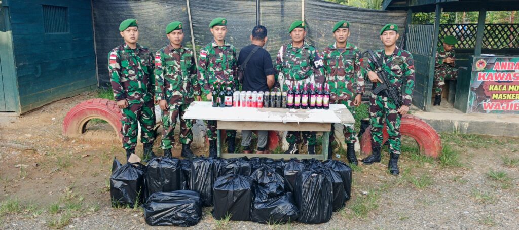 Satgas Pamtas Yonzipur 8/SMG Gagalkan Penyelundupan 274 Botol Miras di Malinau. (Ist)