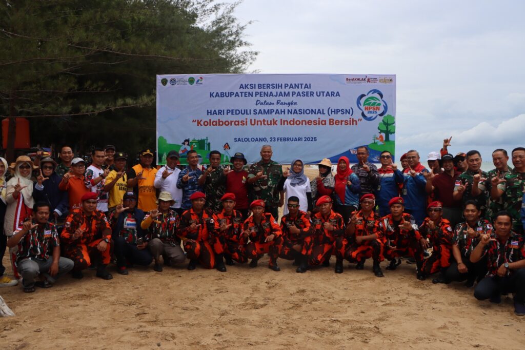 Kolaborasi Bersihkan Pantai Tanjung Jumlai. (Ist)