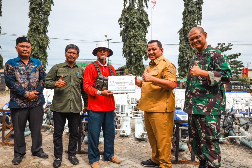 Bupati PPU, Mudyat Noor Pimpin Tanam Padi Serentak. (Ist)