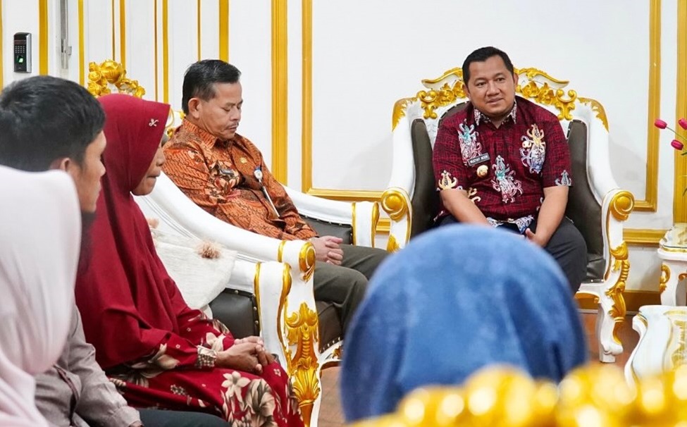 Penyerahan santunan dilakukan langsung oleh Bupati PPU Mudyat Noor, didampingi Wakil Bupati Abdul Waris Muin, Sekda Tohar, Kepala Disnakertrans Marjani, Kepala BPBD PPU, dan jajaran BPJS Ketenagakerjaan. (Ist)