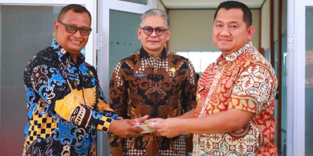 Bupati PPU Mudyat Noor secara resmi meresmikan Gedung Kantor Lurah Jenebora. (Ist)
