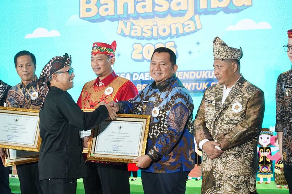 Bupati PPU Terima Penghargaan Nasional Pelestarian Bahasa Daerah di Festival Bahasa Ibu 2025. (Ist)