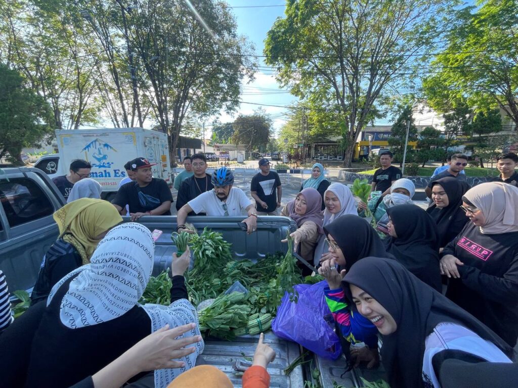 Kegiatan Gerakan Pangan Murah di halaman Kantor Kelurahan Palam Banjarbaru. (Ist)