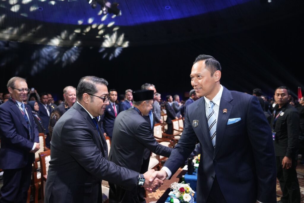 Menteri Ekonomi Kreatif (Menekraf) Teuku Riefky Harsya bertemu Menko Infrastruktur dan Pembangunan Kewilayahan (IPK) Agus Harimurti Yudhoyono. (Ist)