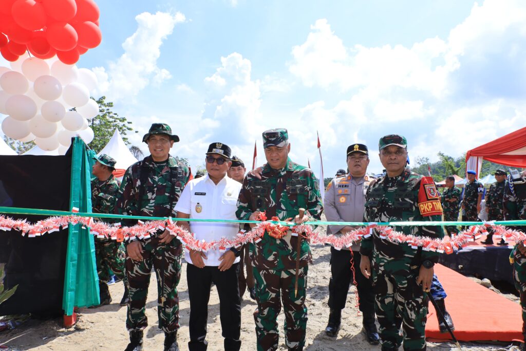 Pangdam VI/Mulawarman Tutup TMMD ke-124 TA 2025 di Samarinda. (Ist)