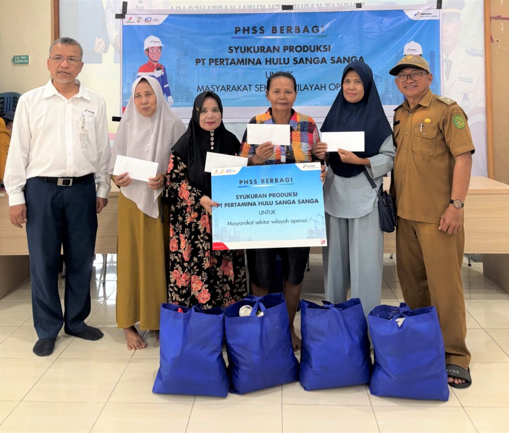 PHSS menyalurkan bantuan sosial berupa paket sembako dan uang tunai. (Ist)