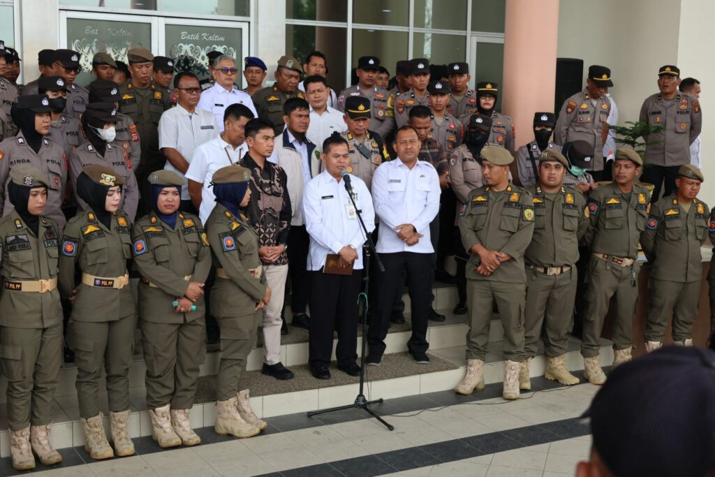 Sopir Truk Geruduk Kantor Bupati PPU. (Ist)