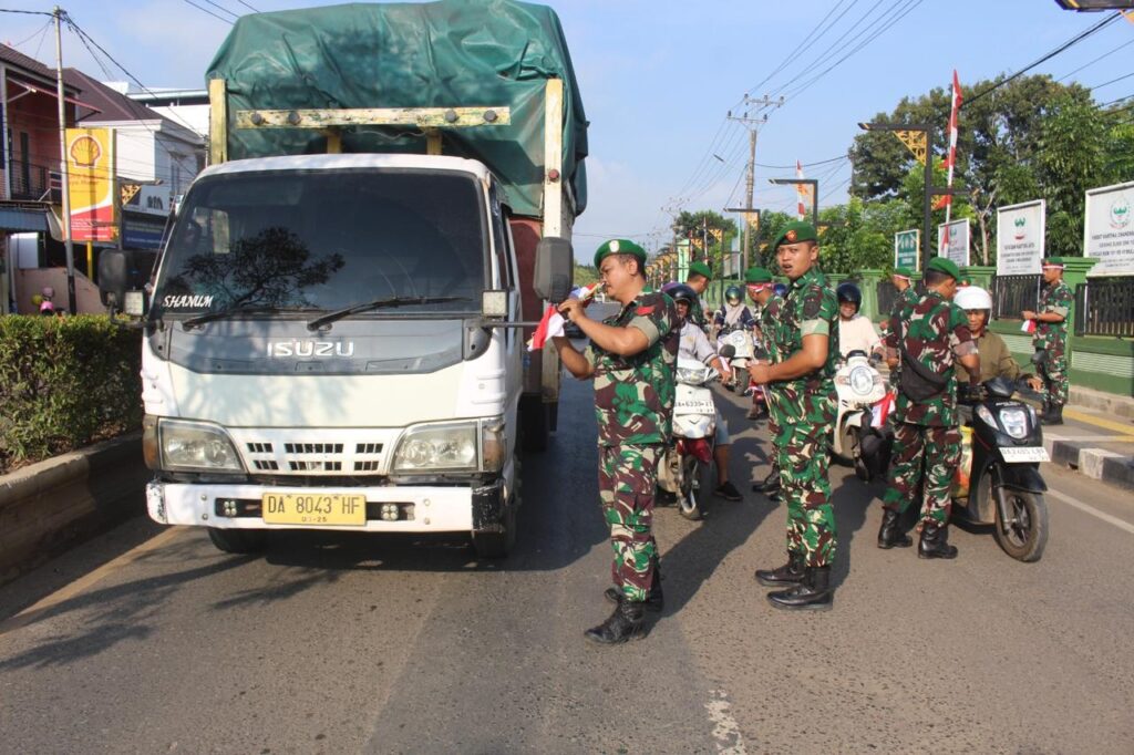 Puluhan TNI di Tanah Laut Turun ke Jalan Sambut Agustusan. (Ist)