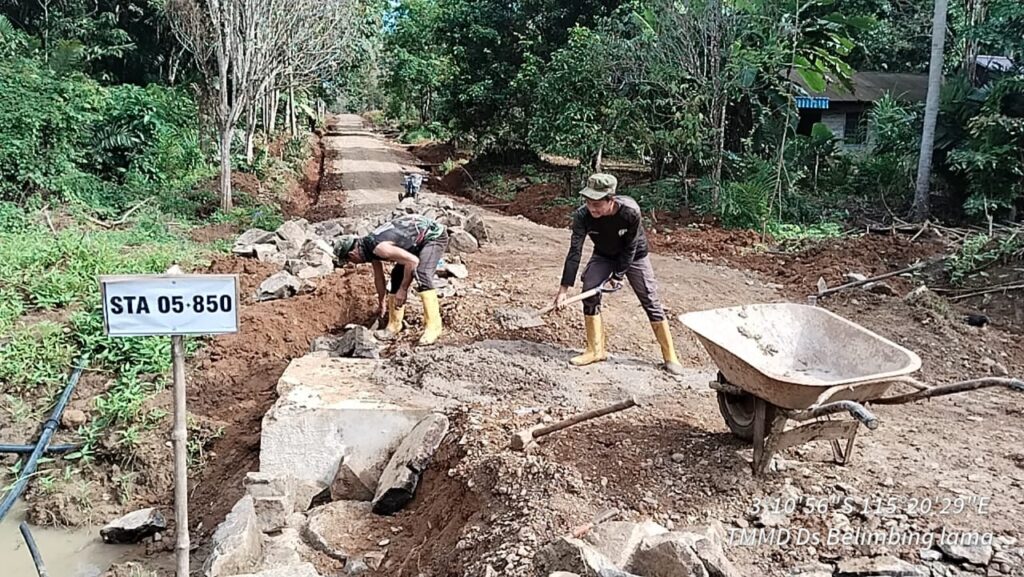 Satgas TMMD Kodim Banjar Membuat Gorong-Gorong Penghubung Desa. (Ist)