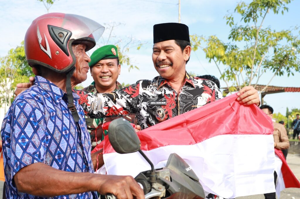 Aksi pembagian bendera Merah Putih kepada masyarakat. (Ist)