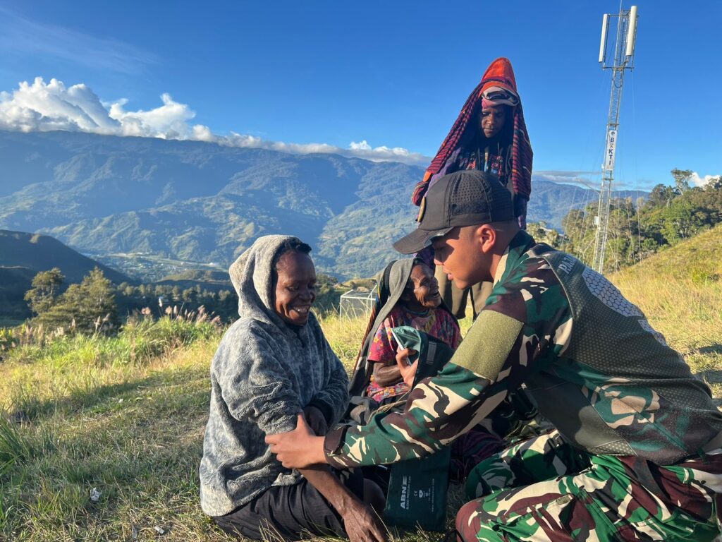 Satgas Yonif 614/RJP Berikan Layanan Kesehatan Gratis bagi Warga di Distrik Mokoni. (Ist)