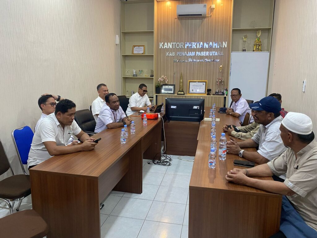 Pihak BPN Kabupaten PPU berupaya mengklarifikasi persoalan tuntutan yang disampaikan sejumlah warga, di Ruang Wijaya Kantor BPN Kabupaten PPU, Kamis (13/08/2025)