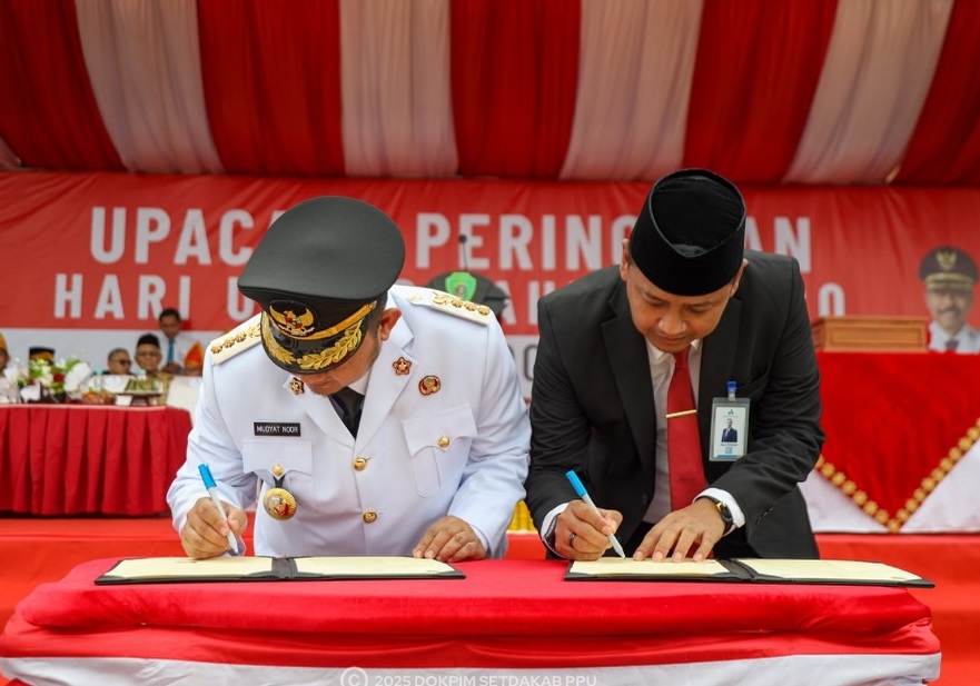 Bupati PPU, Mudyat Noor bersama Pimpinan Kantor Cabang Bank Kaltimtara Kabupaten PPU, Agus Setiawan melakukan penandatanganan kesepakatan Program Kartu Penajam Cerdas. (Ist)