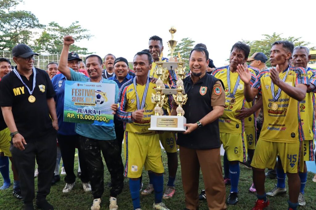 Tim Barito Putera Legend Juara Festival Sepak Bola Piala Gubernur Kalsel. (Ist)