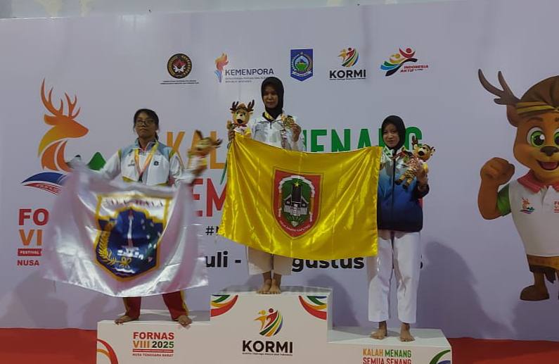Kontingen Kalsel meraih medali emas pada olahraga karate. (Ist)