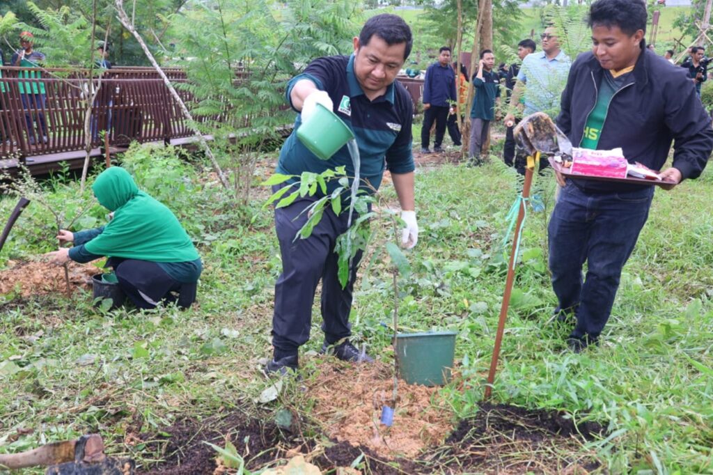 Bupati PPU Mudyat Noor turut ambil bagian dalam kegiatan penanaman pohon di kawasan Ibu Kota Nusantara (IKN). (Ist)