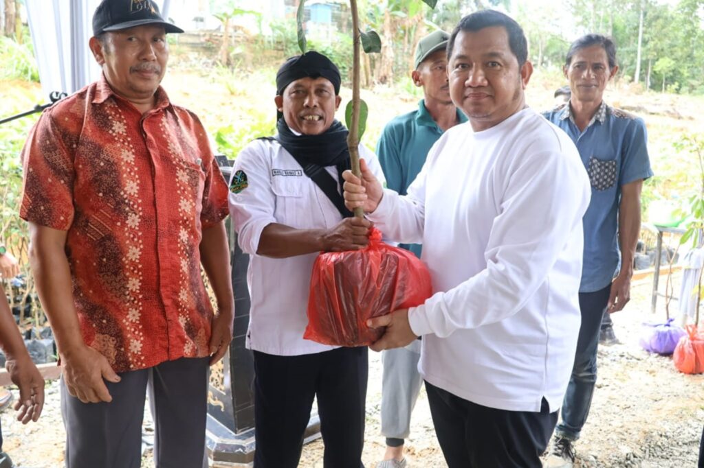 Bupati PPU, Mudyat Noor menghadiri kegiatan penanaman dan pembagian bibit buah di Desa Sukaraja. (Ist)