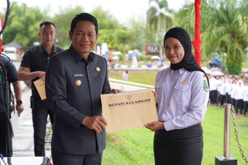 Penyerahan Surat Keputusan (SK) Pegawai Pemerintah dengan Perjanjian Kerja (PPPK) Paruh Waktu Formasi 2024. (ip)