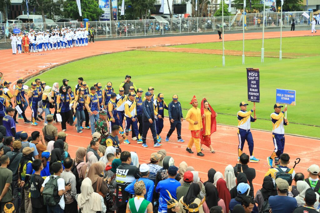 Defile Kontingen HSU pada Pembukaan Porprov XII Kalsel. (Ist)