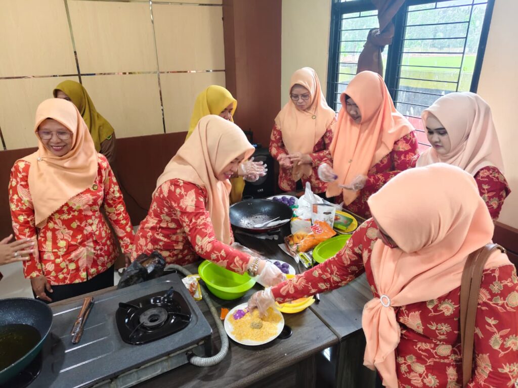 Demo masakan pangan lokal yang berlangsung di Aula Dinas Pemuda dan Olahraga (Dispora) HSU. (Ist)