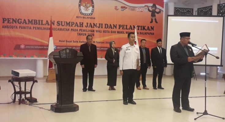Sebanyak 30 anggota Panitia Pemilihan Kecamatan – PPK dilantik dan diambil sumpah. (Aditya - Hello Borneo)