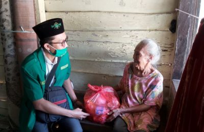 Roni, Pimpinan Cabang Gp Anshor Kabupaten Penajam Paser Utara memberikan bantuan. (Ist)