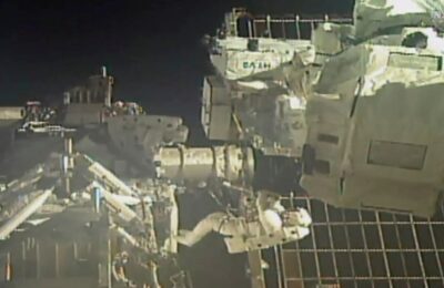 Astronot NASA Chris Cassidy dan Bob Behnken saat melakukan spacewalk di luar ISS. (Ist)